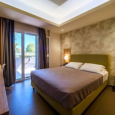 Paradise 4*