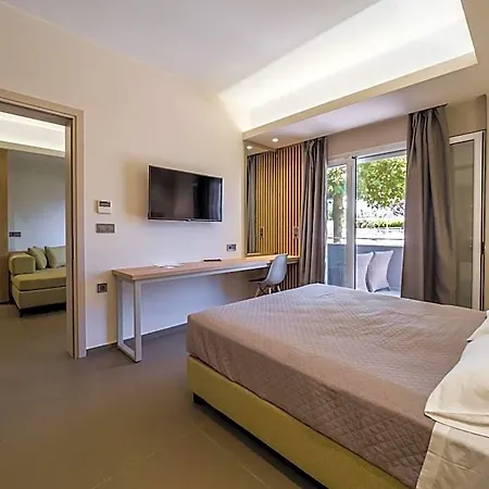 Paradise 4*